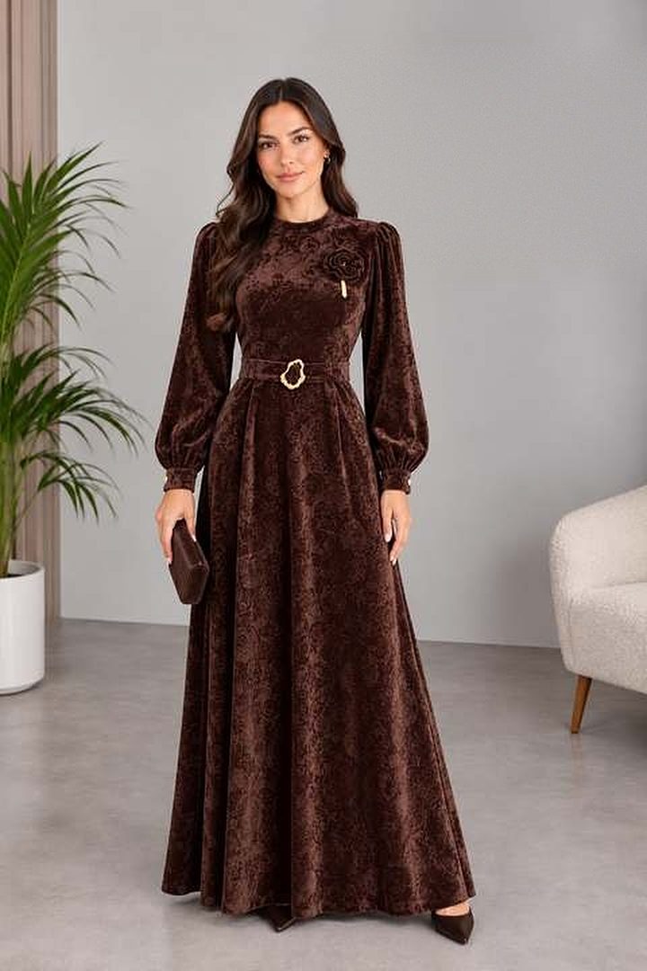 Kadife Damask Broşlu Elbise — görsel 1