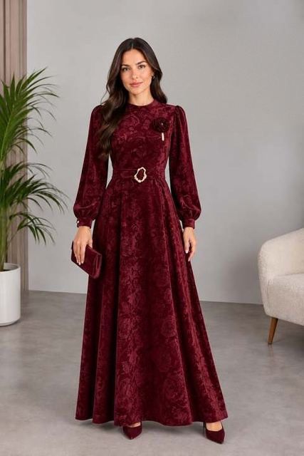 Kadife Damask Broşlu Elbise